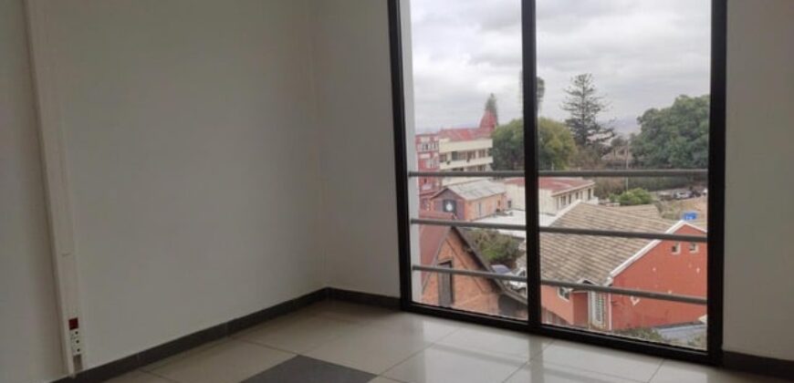 A louer local professionnel de 285 m² au 2e étage d’un bâtiment à Isoraka