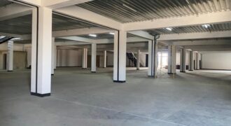 A louer un entrepôt de 4 200 m² avec grand parking à Anosizato