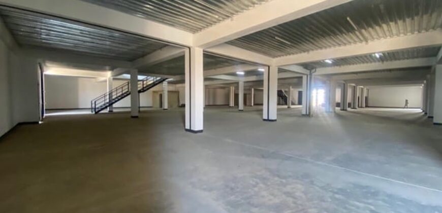 A louer un entrepôt de 4 200 m² avec grand parking à Anosizato